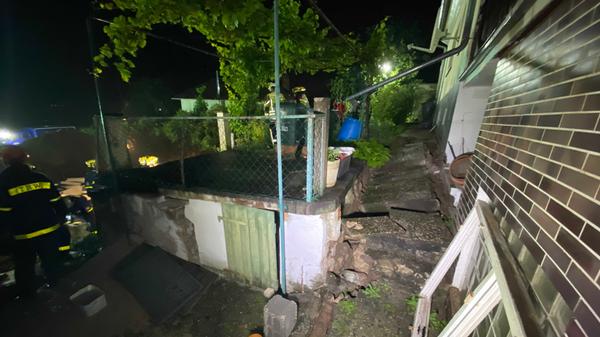 Am Montag (15.06.2020) sackte direkt am Wohnhaus der Erdboden um bis zu einen Meter in die Tiefe.