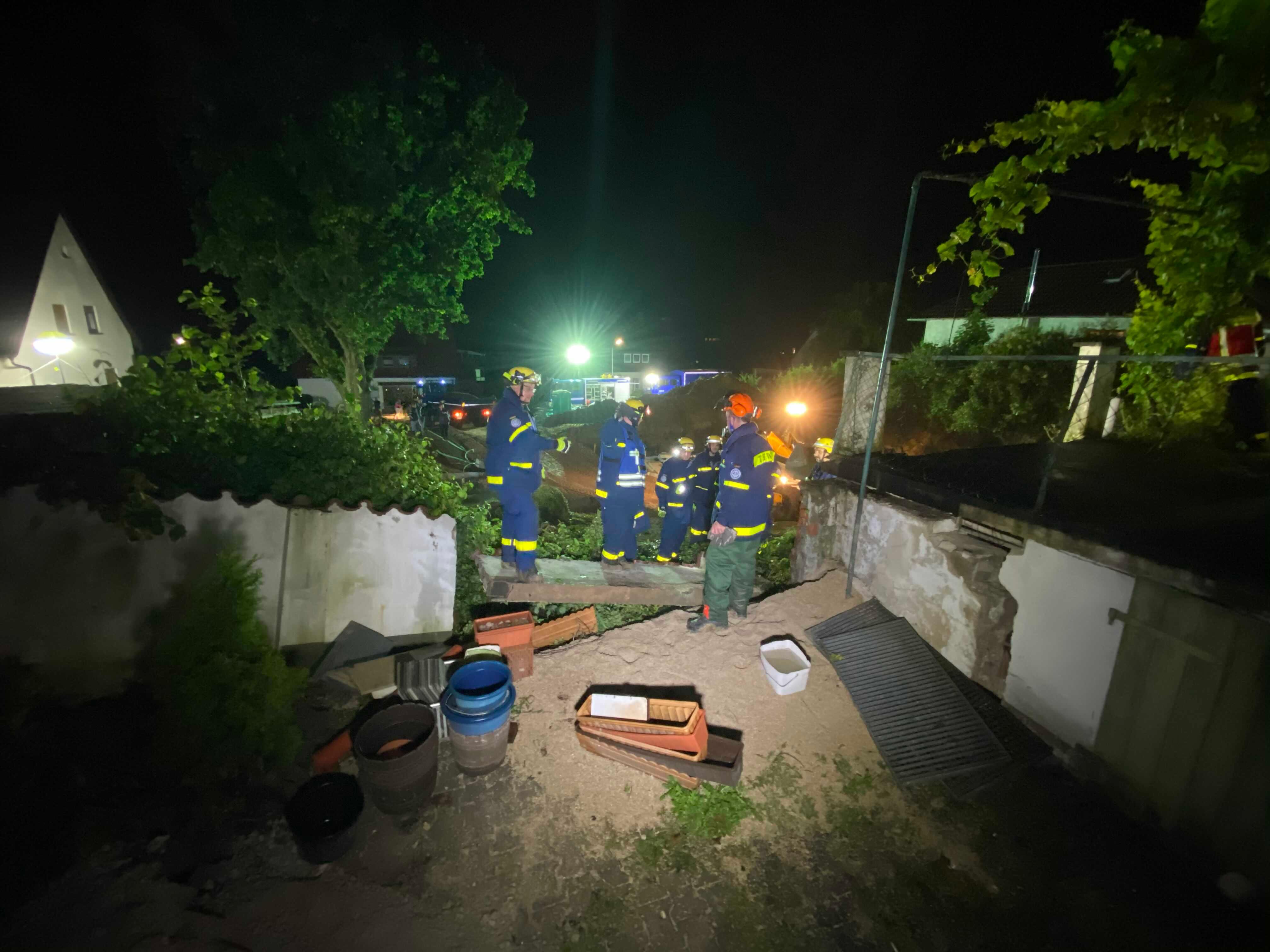 Erst stürzte die Mauer am Garten ein, dann gab es Schäden an einem kleineren Gebäude und dem Gartenweg.