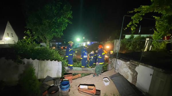 Erst stürzte die Mauer am Garten ein, dann gab es Schäden an einem kleineren Gebäude und dem Gartenweg.