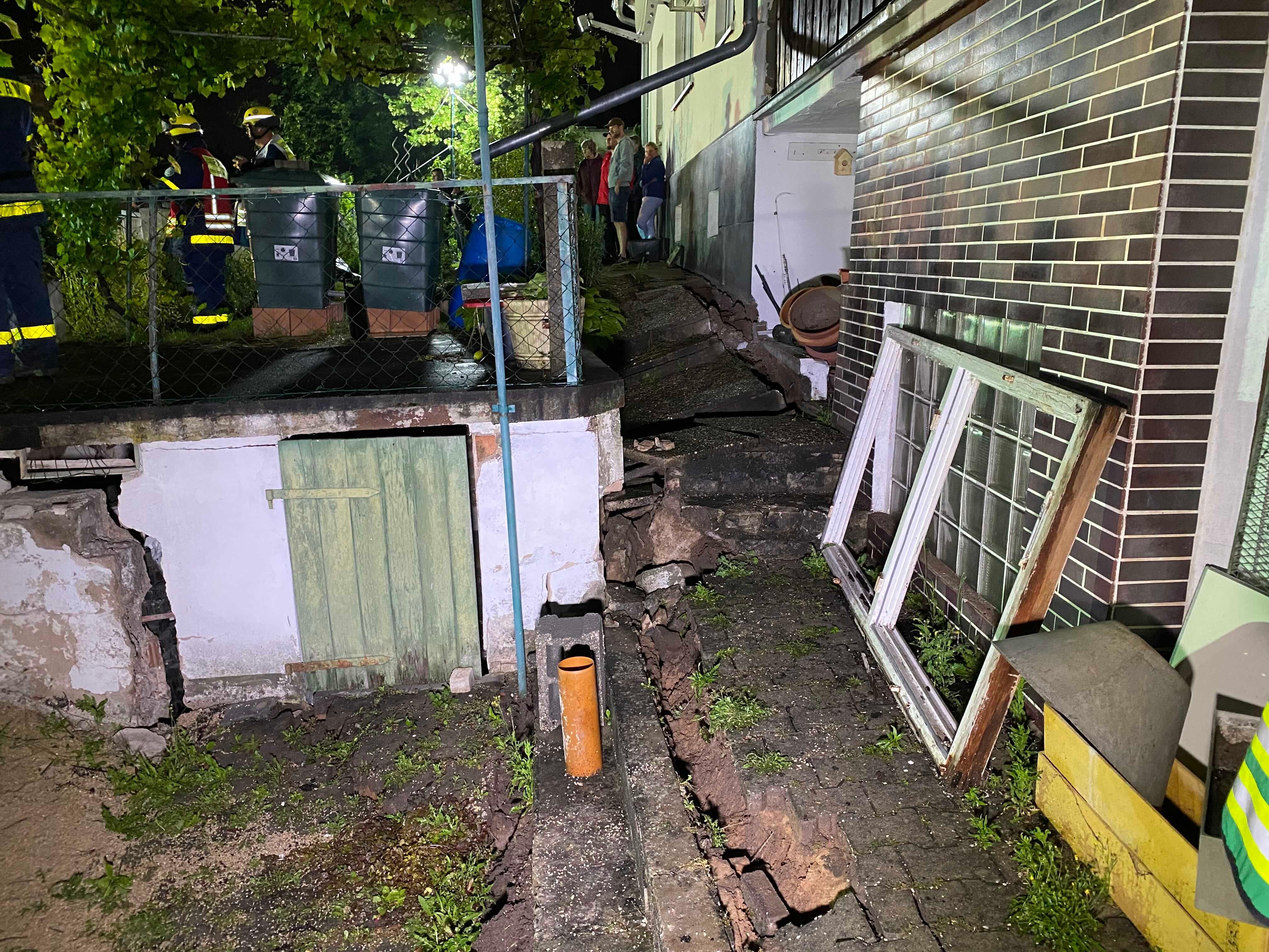 Thomas Binder, der Hausbesitzer schildert seine Eindrücke: "Ein Blick aus dem Fenster, da kam der erste Schock, ich bin gleich rausgerannt und hab gesehen, dass meine Mauer zum Nachbargrundstück Geschichte war." 