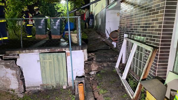 Thomas Binder, der Hausbesitzer schildert seine Eindrücke: "Ein Blick aus dem Fenster, da kam der erste Schock, ich bin gleich rausgerannt und hab gesehen, dass meine Mauer zum Nachbargrundstück Geschichte war."