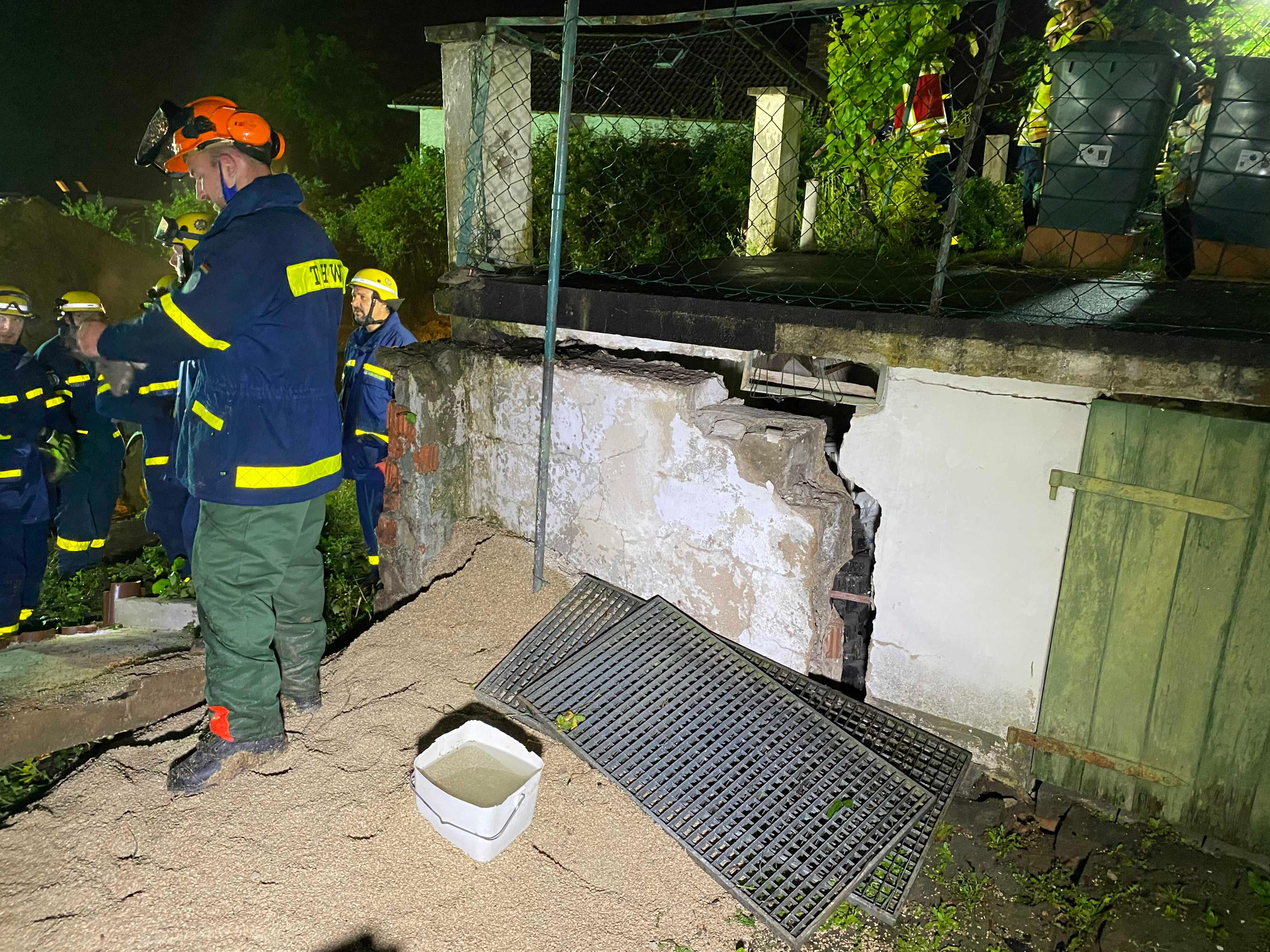 Die Gartenmauer wurde regelrecht in der Mitte gebrochen.
