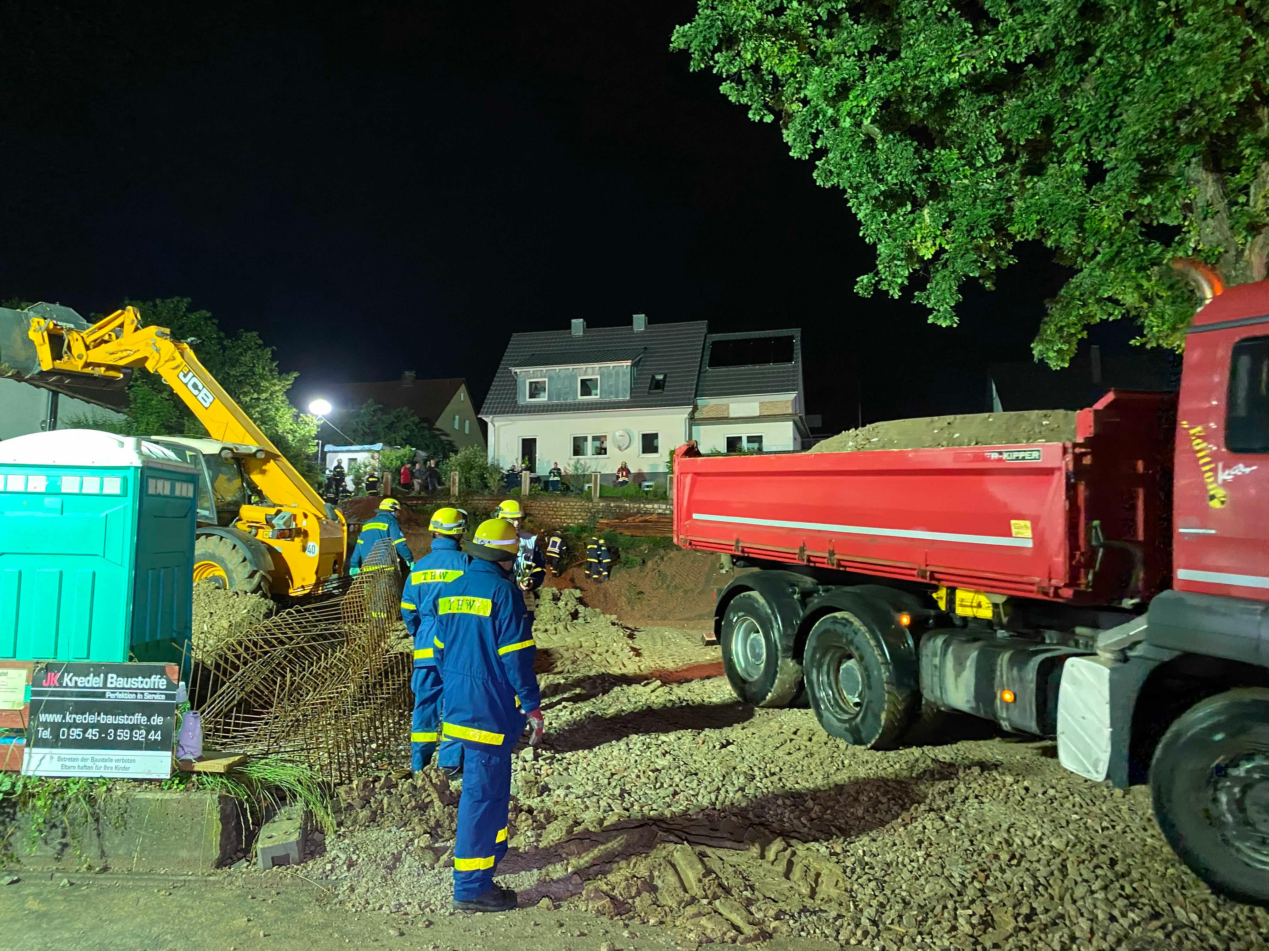 Das THW war mit einem Großaufgebot vor Ort und versuchte den Hang zu stabilisieren. 