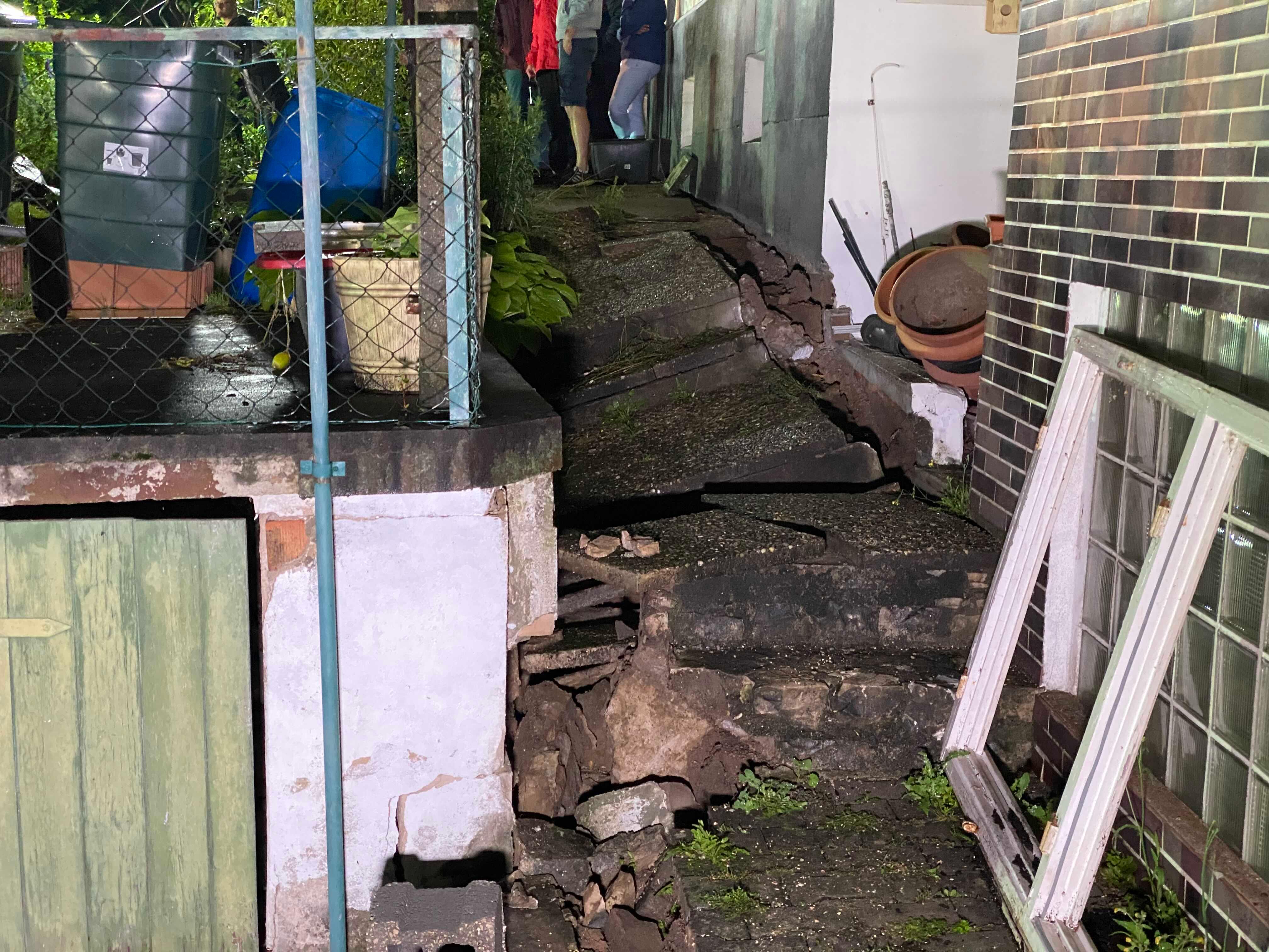 Der Weg, der direkt am Haus entlangführte, liegt in Trümmern. Aus Sicherheitsgründen dürfen keine Menschen im Haus schlafen, da die Gefahr besteht, es könnte in die Baugrube abrutschen.