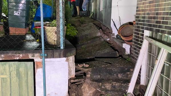 Der Weg, der direkt am Haus entlangführte, liegt in Trümmern. Aus Sicherheitsgründen dürfen keine Menschen im Haus schlafen, da die Gefahr besteht, es könnte in die Baugrube abrutschen.