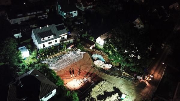 Die Luftaufnahme des Grundstücks zeigt, wie nah das Haus an dem abgerutschten Hang steht.