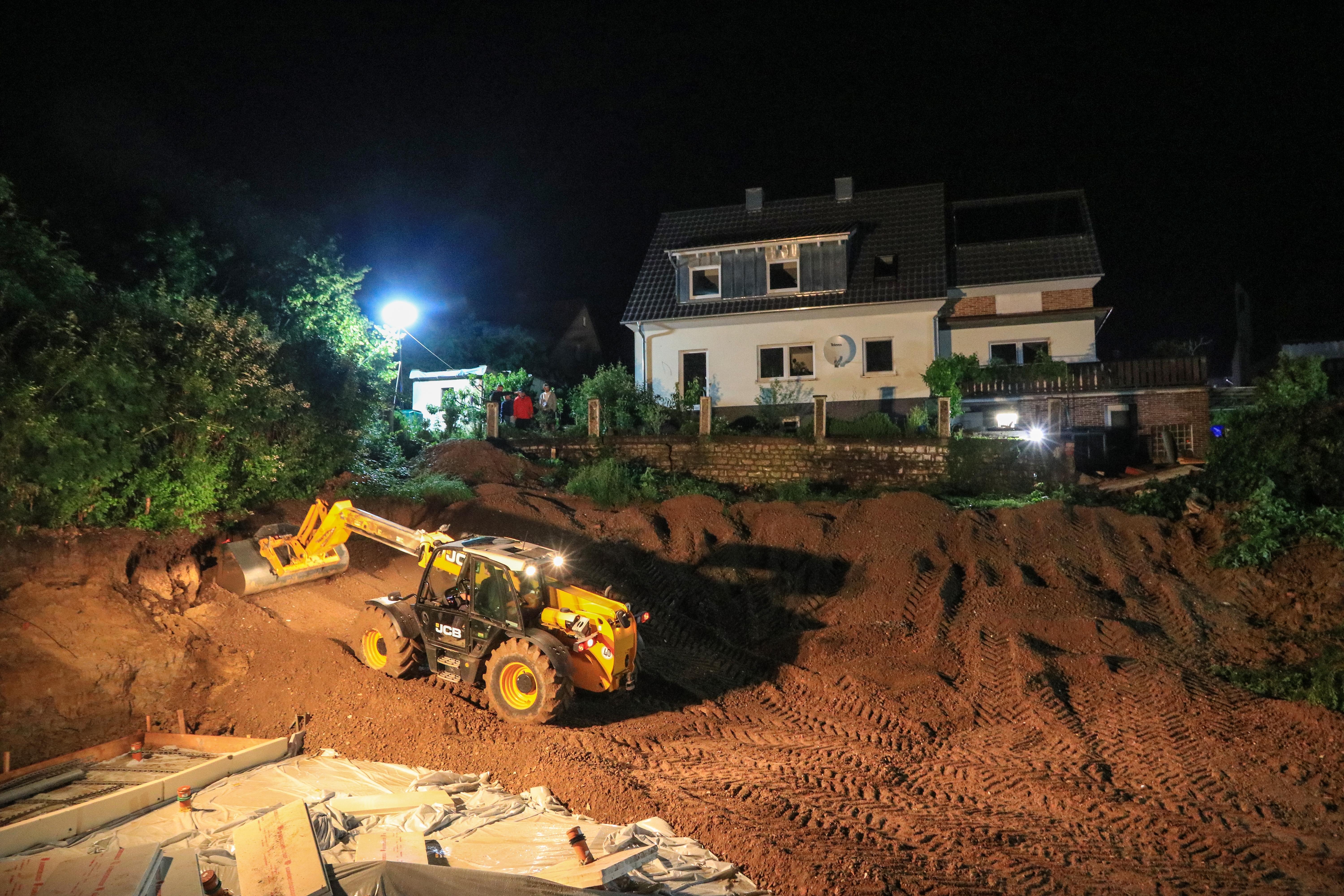 Um das Grundstück vor dem Abrutschen zu schützen, wird Material in die Baugrube und an den Hang geschüttet.
