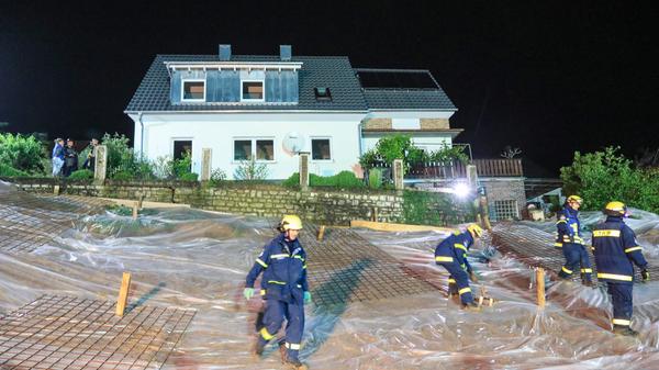 Thomas Binder hofft nun, dass die Maßnahmen der Feuerwehr und des THW Wirkung zeigen und das Wohnhaus nicht beschädigt wird. "Ich möchte in meinem Haus noch viele Jahre verbringen, ohne dass es einsturzgefährdet ist", erklärt der Hausbewohner gegenüber News5.