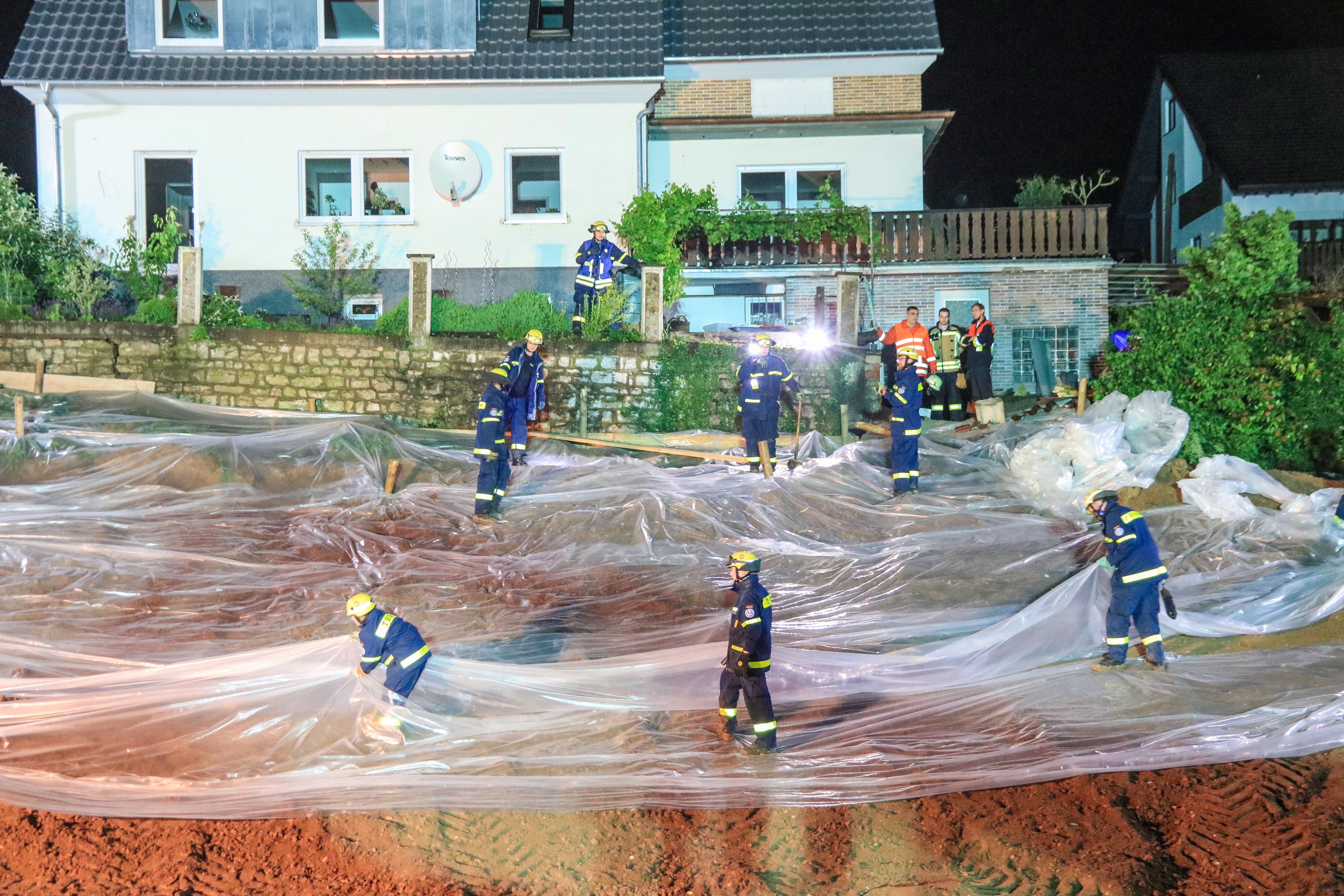 Das Technische Hilfswerk versucht den Hang zur Baugrube abzusichern, damit ein weiteres Abrutschen verhindert werden kann.