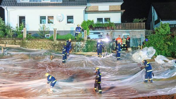 Das Technische Hilfswerk versucht den Hang zur Baugrube abzusichern, damit ein weiteres Abrutschen verhindert werden kann.