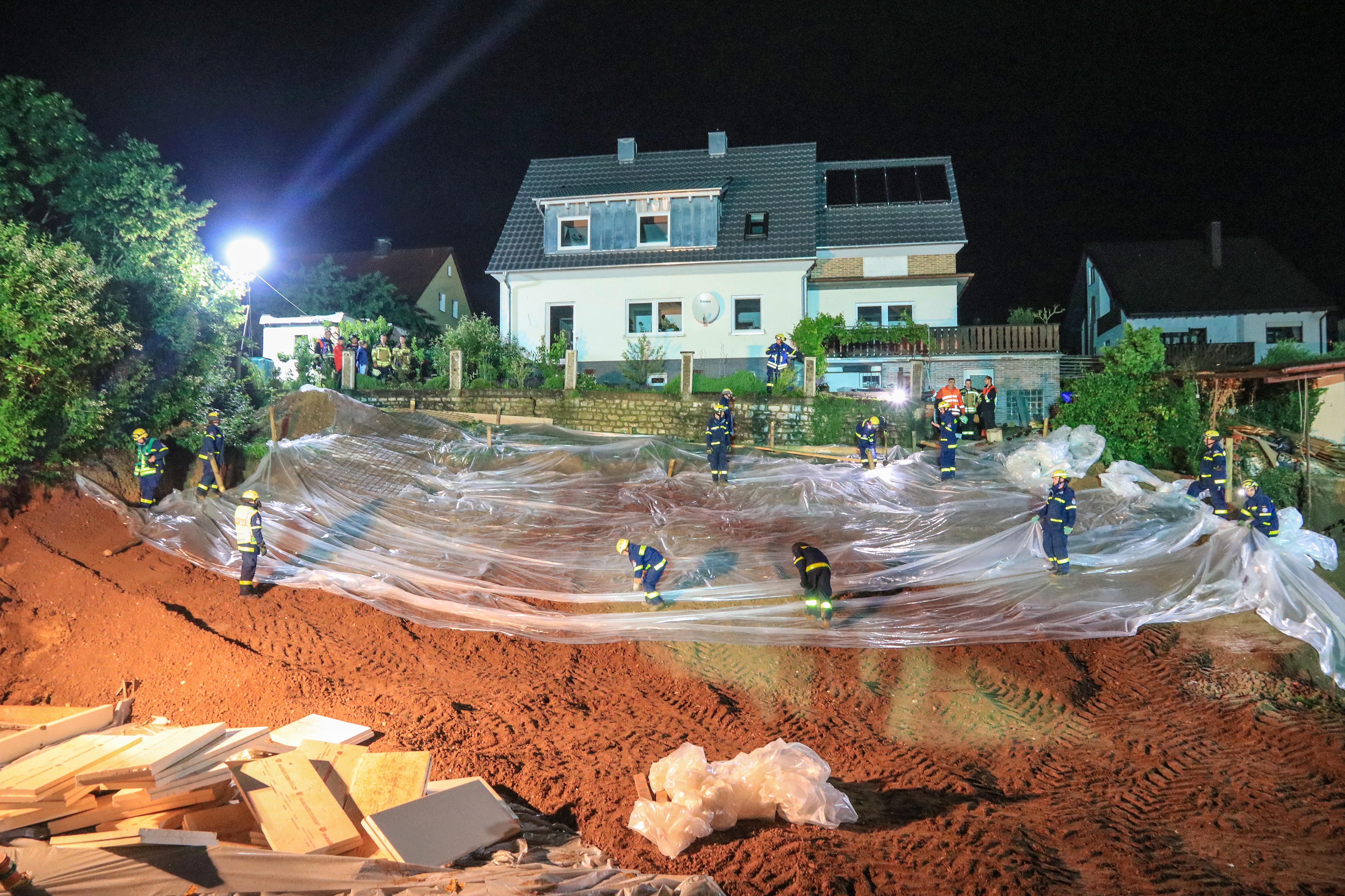 Der Hang vor dem Grundstück ist sehr steil und führt direkt in eine Baugrube. Ob die Maßnahmen des THW erfolgreich sein werden, muss abgewartet werden.