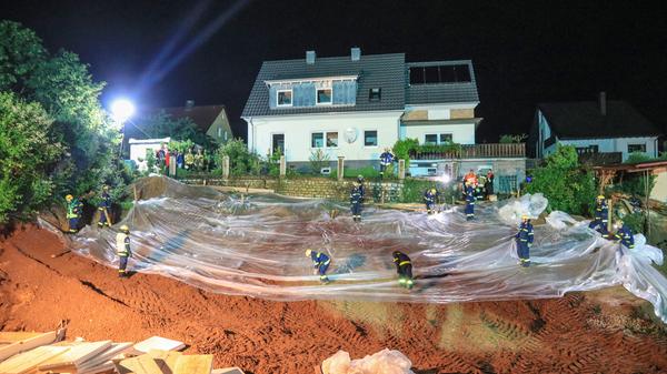 Der Hang vor dem Grundstück ist sehr steil und führt direkt in eine Baugrube. Ob die Maßnahmen des THW erfolgreich sein werden, muss abgewartet werden.