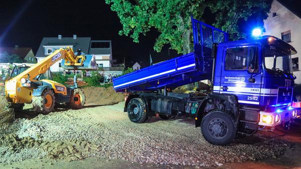 In der Nacht arbeitete ein Großaufgebot des THW mit zahlreichen Maschinen und Fahrzeugen.
