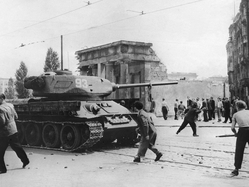 17.06.1953, Berlin: Demonstranten werfen in Berlin mit Steinen nach russischen Panzern.