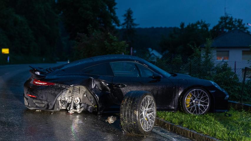 Zu schnell auf nasser Fahrbahn: Fahranfänger schrottet 560-PS-Porsche