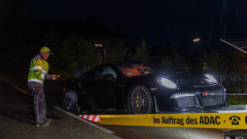 Zu schnell auf nasser Fahrbahn: Fahranfänger schrottet 560-PS-Porsche