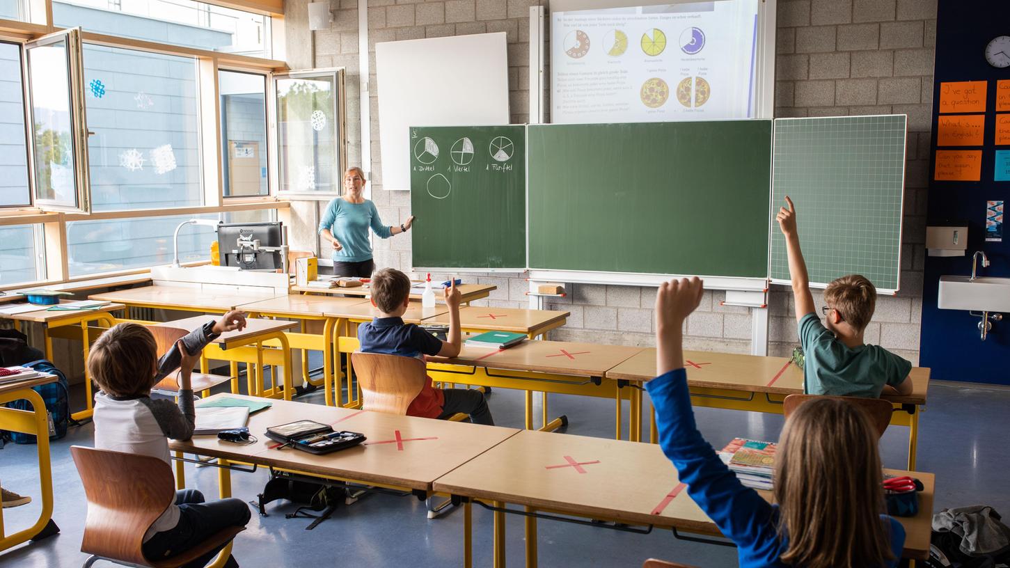 Bayern will die Qualität des Schulunterrichts auch in Corona-Zeiten sichern - und plant rund 1000 zusätzliche Lehrerstellen ein.