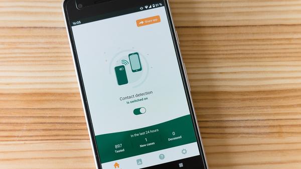 Meldet also eine mit Corona infizierte Person ein positives Testergebnis auf der App, werden Personen, die sich eventuell angesteckt haben könnten, benachrichtigt.