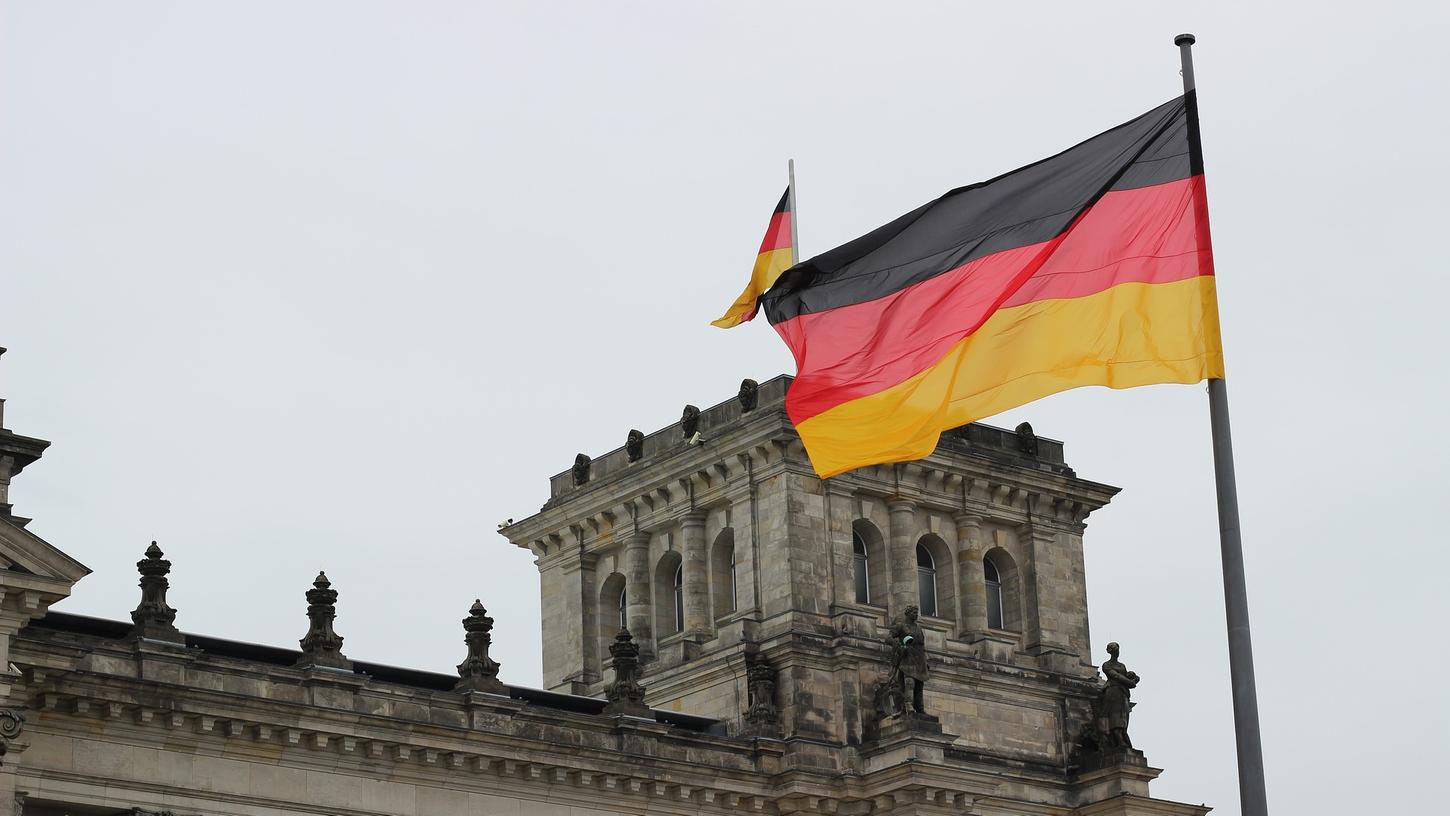  Der Sitz des Deutschen Bundestags trägt mehrere Flaggen, die nachts sogar angestrahlt werden.