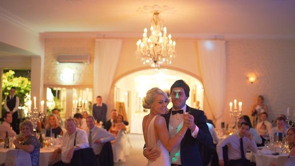 Hochzeiten, Geburtstagsfeiern, Beerdigungen oder auch Betriebsversammlungen sind ab dem 22. Juni mit bis zu 50 Personen im Innen- und 100 Personen im Außenbereich zulässig.