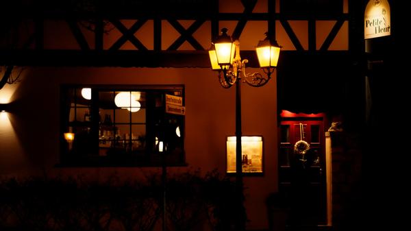 Wer bleibt nicht gerne während einer lauen Sommernacht länger sitzen: Zumindest bis 23 Uhr, also eine Stunde länger, darf die Gastronomie ab dem 17. Juni öffnen.