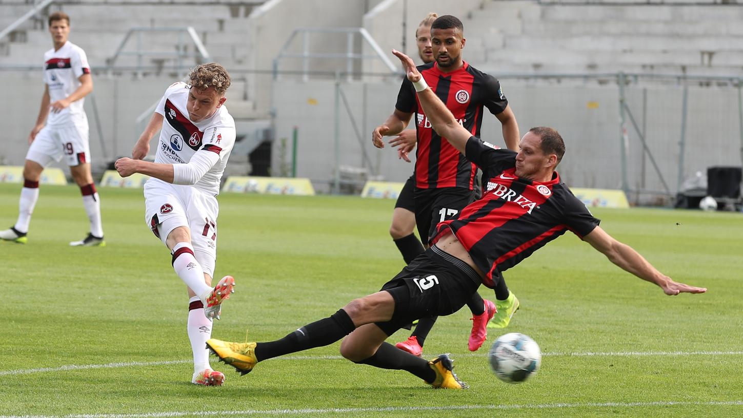 Der erste Streich! Club-Wirbler Robin Hack legte in Wiesbaden einen wahrhaftigen Gala-Auftritt auf den Rasen.