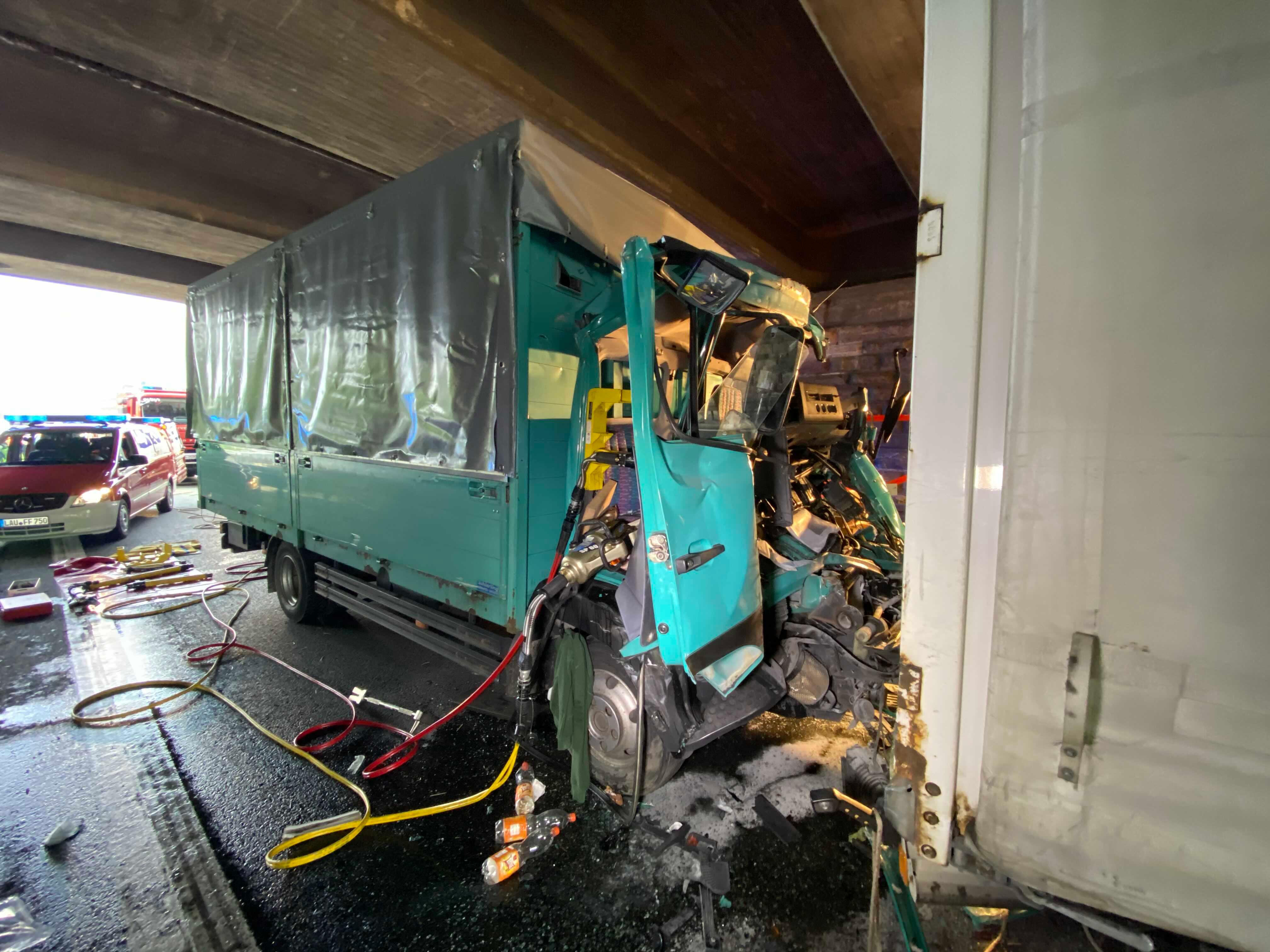 A9 Gesperrt Schwerer Lkw Unfall Am Autobahnkreuz Nurnberg Nurnberg Feucht Nordbayern De