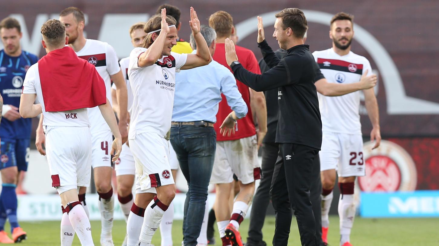 Gebündelte Erleichterung: Der 1.FC Nürnberg, versammelt um den dreifachen Torschützen Robin Hack, hat einen Schritt weg vom Abgrund getan, weitere müssen folgen