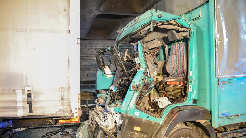Lkw-Crash: Vollsperrung auf A9 nach heftigem Zusammenstoß