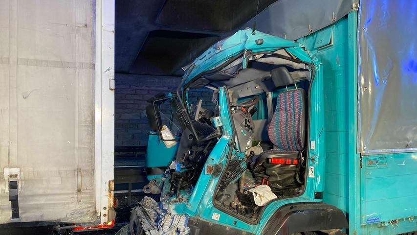 Lkw-Crash: Vollsperrung auf A9 nach heftigem Zusammenstoß