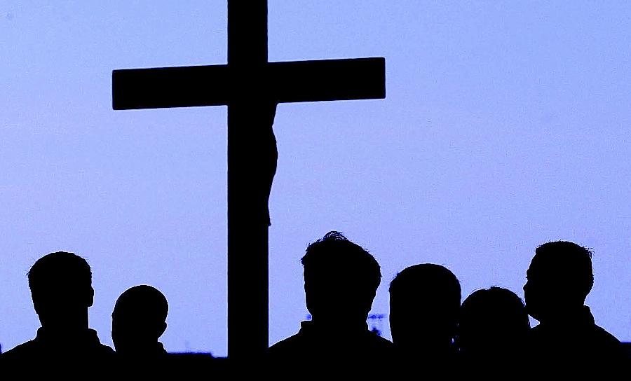 Die Gläubigen in der betroffenen Fürther Gemeinde sind ratlos: Ihr Pfarrer soll in den 80er Jahren einen Jungen missbraucht haben. Die Gläubigen in der betroffenen Fürther Gemeinde sind ratlos: Ihr Pfarrer soll in den 80er Jahren einen Jungen missbraucht haben.