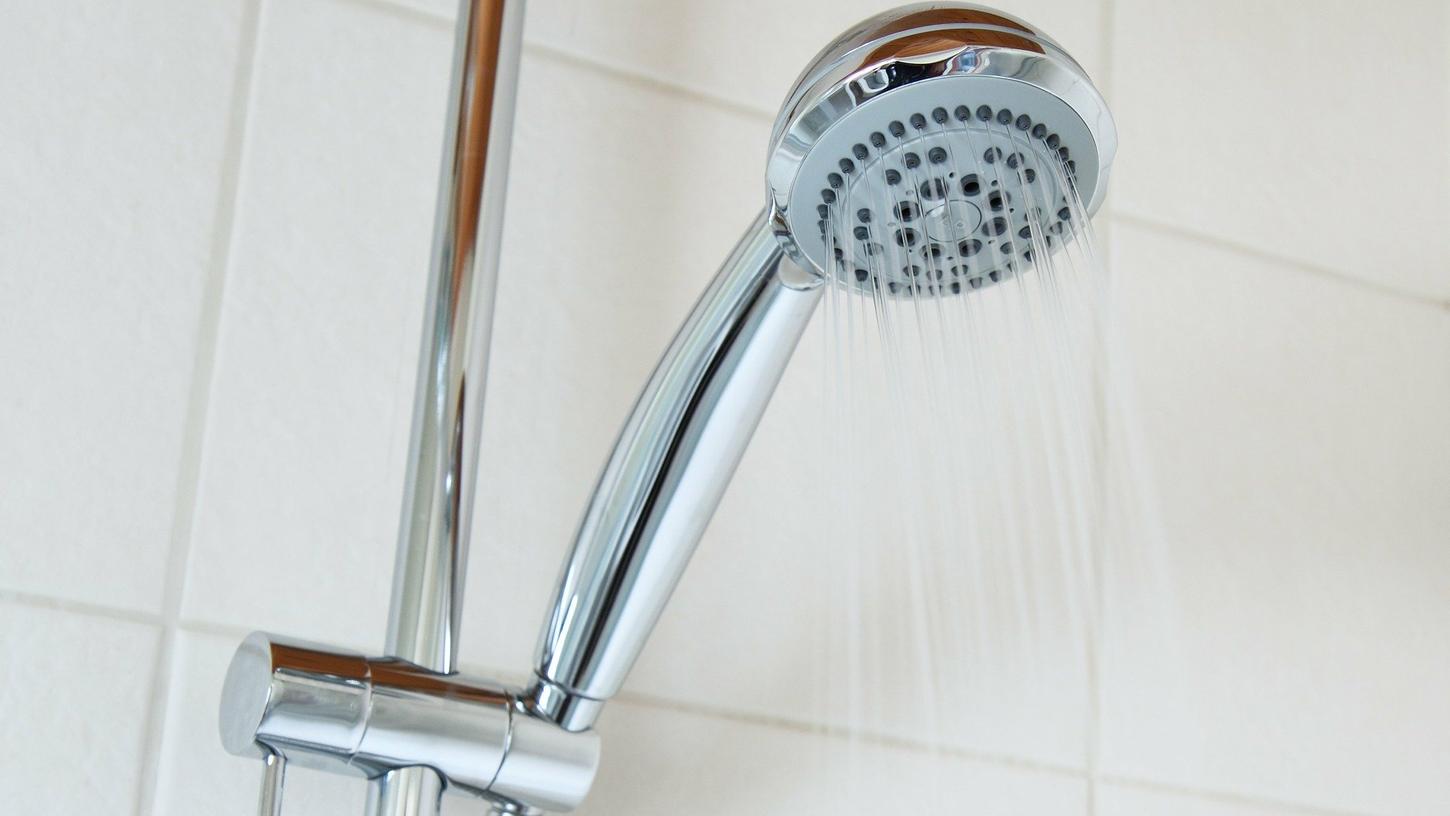 Duschen im Stehen kann für Mieter Konsequenzen haben.
Duschen im Stehen kann für Mieter Konsequenzen haben.