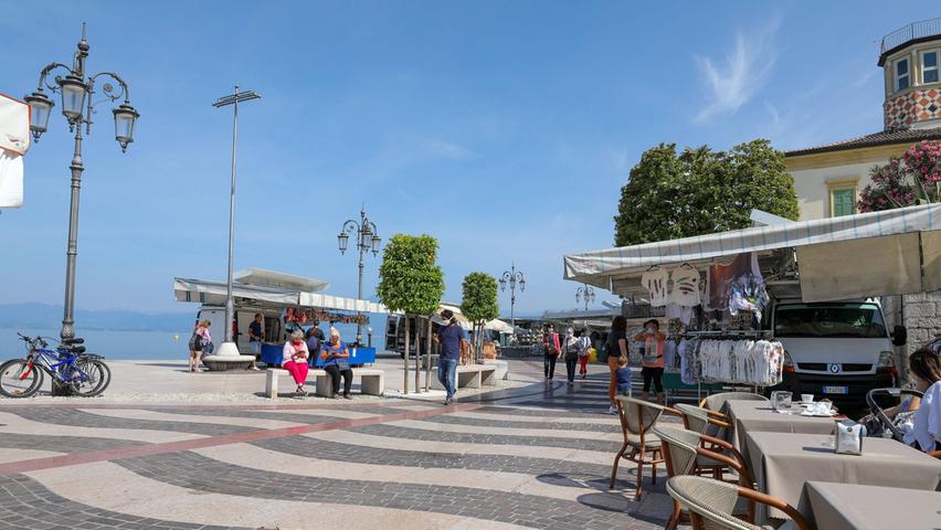 Wochenmarkt in Lazise mit wenig Besucher am ersten Tag nach der Grenzöffnung in Coronazeiten.