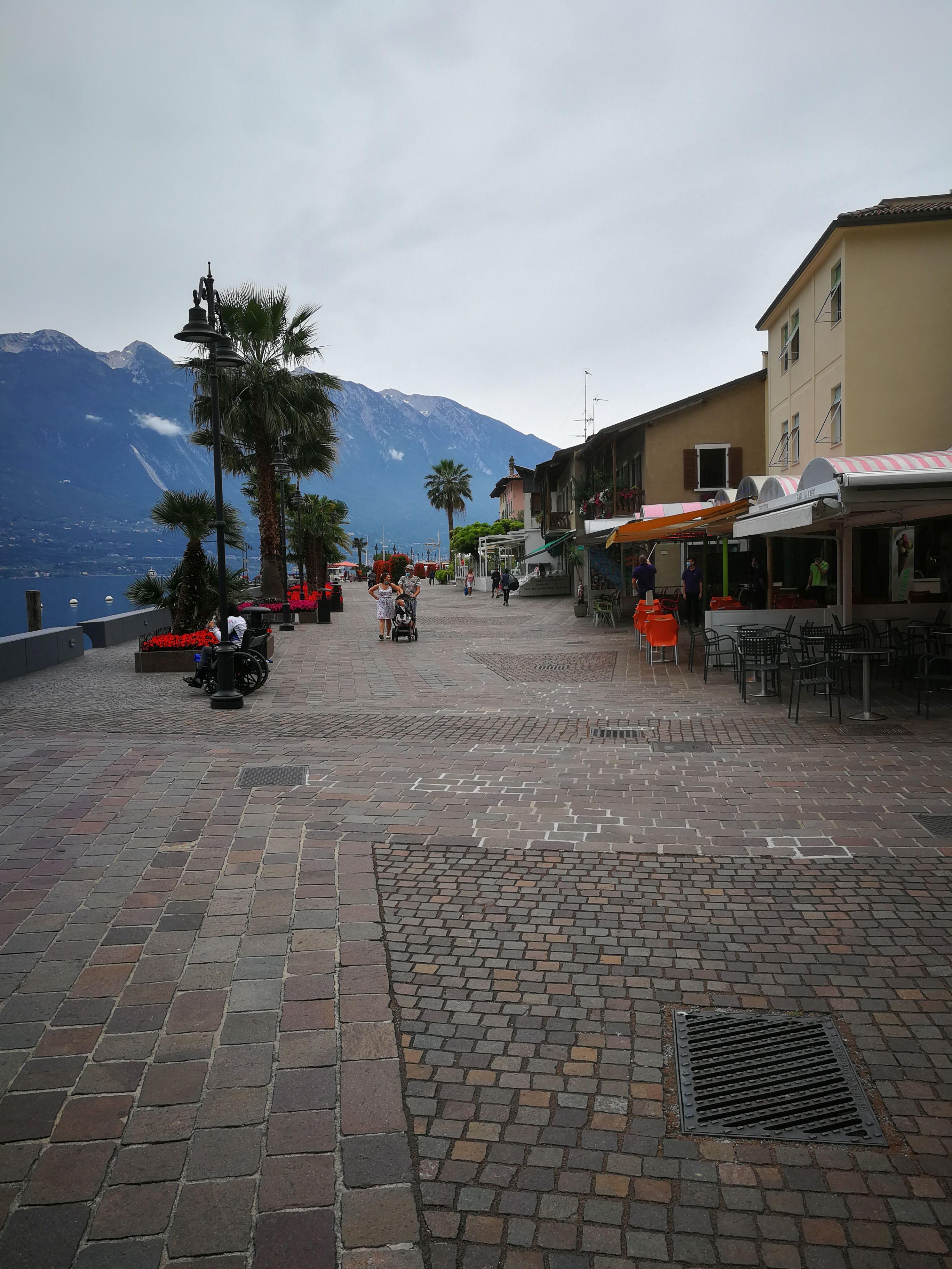 Leere Strandpromenade in Limone sul Garda.
