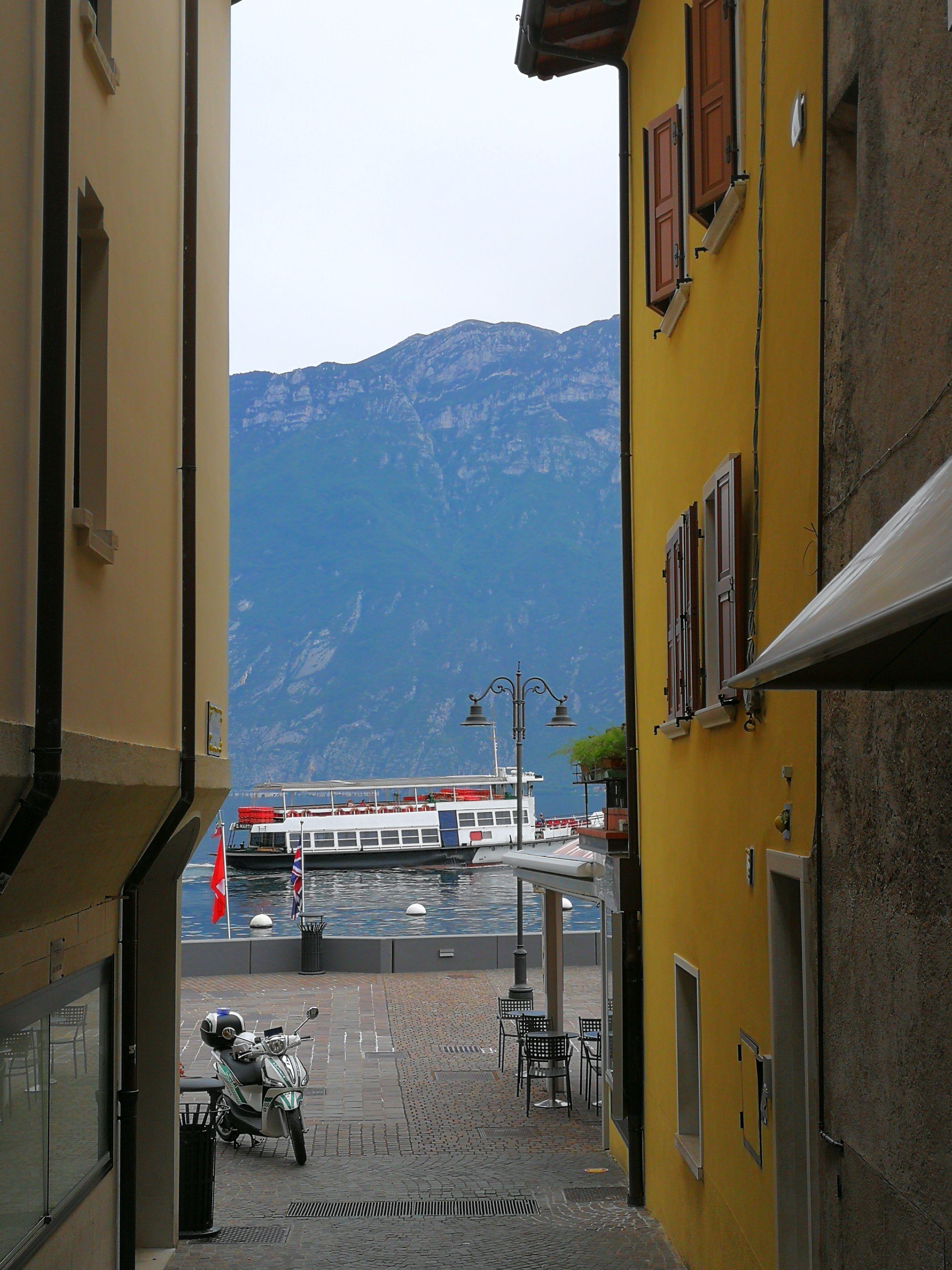 Leere Strandpromenade in Limone.