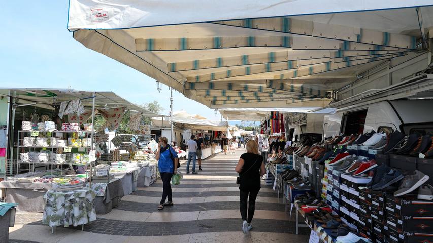 Wochenmarkt in Lazise mit wenig Besucher am ersten Tag nach der Grenzöffnung.