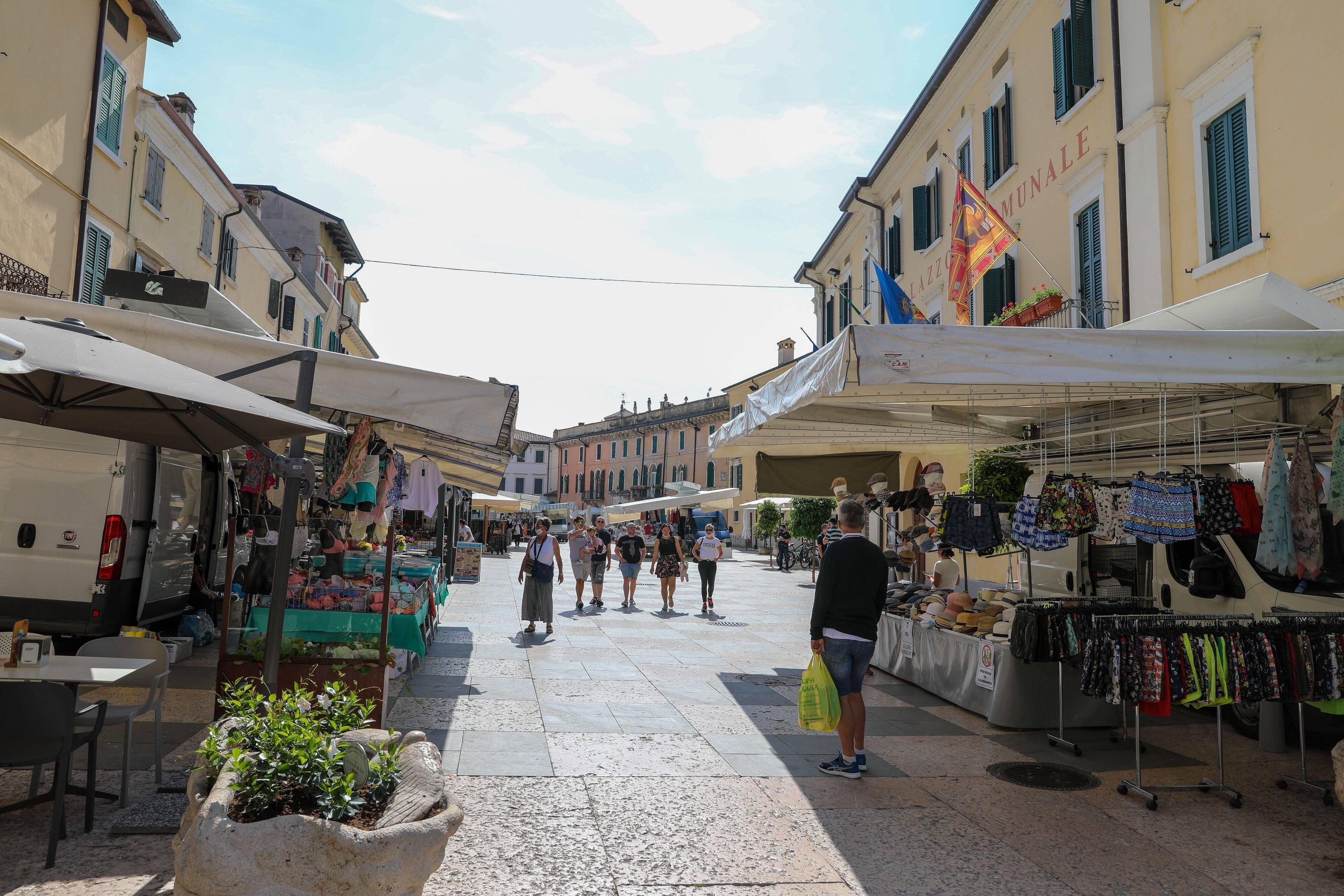 Wochenmarkt in Lazise mit wenig Besucher am ersten Tag nach der Grenzöffnung.