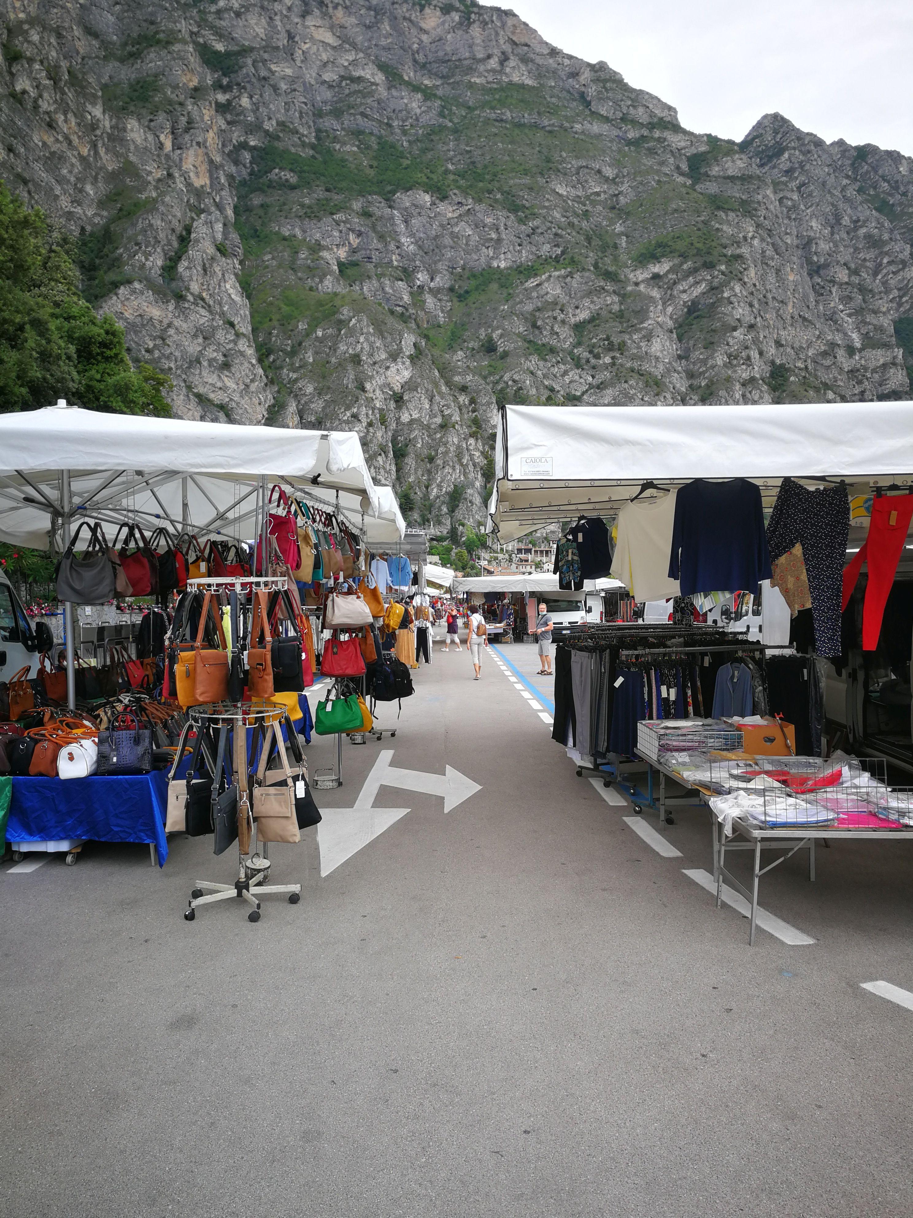 Kaum Menschen auf dem Wochenmarkt in Limone.