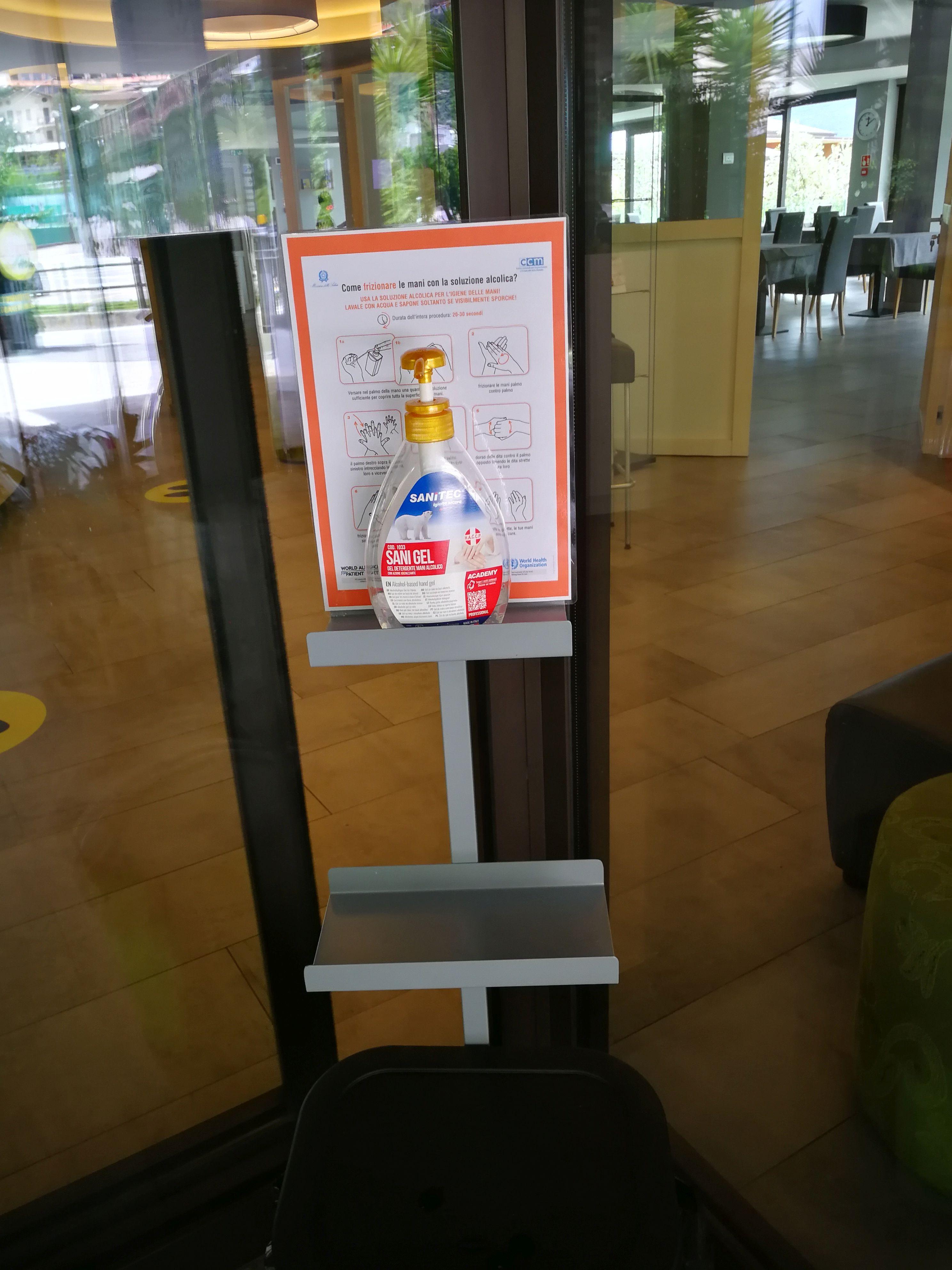 Merktafel mit den aktuellen Coronaregeln.