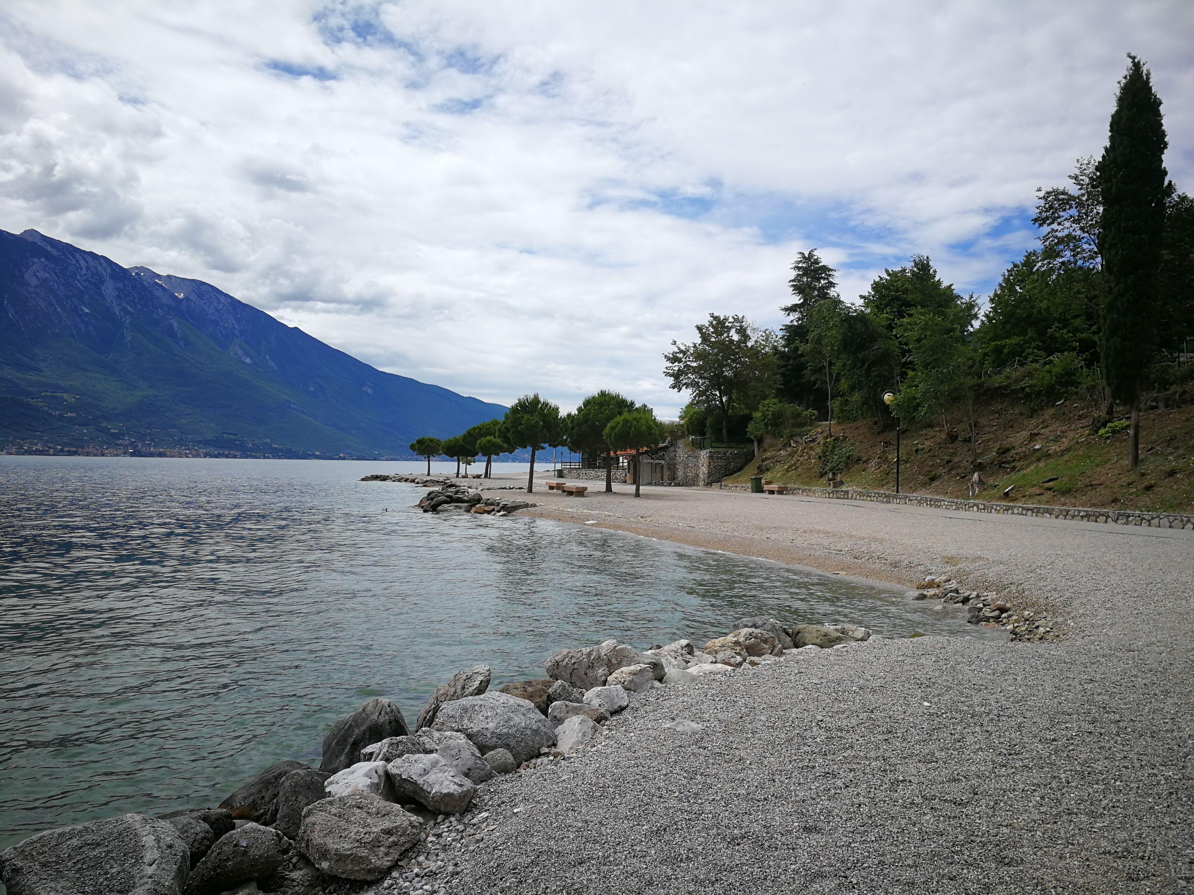 Leerer Strand vor Limone.