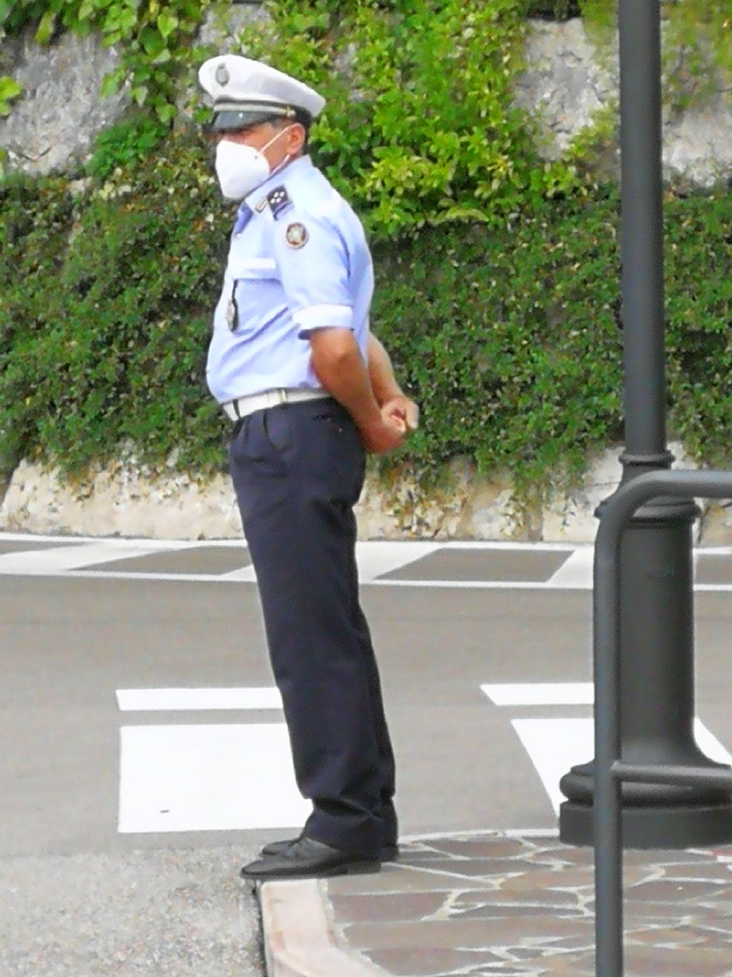 Polizisten tragen natürlich auch Maske.