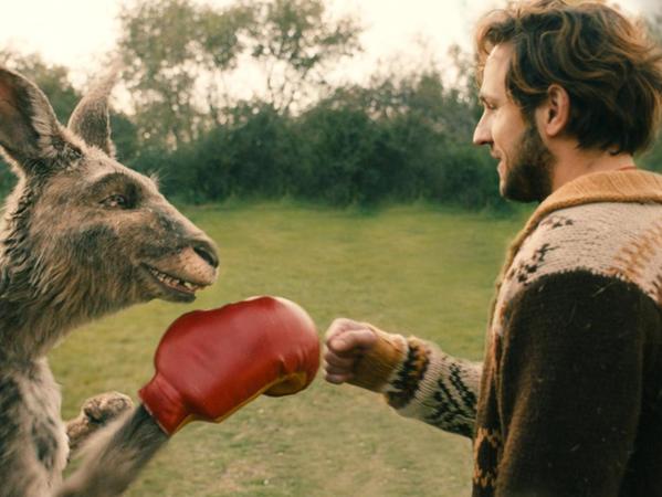 Ein Känguru mit Boxhandschuh steht im Zentrum der Komödie „Die Känguru-Chroniken“. Der Film gehört zum Restart-Programm im Luna-Kino.