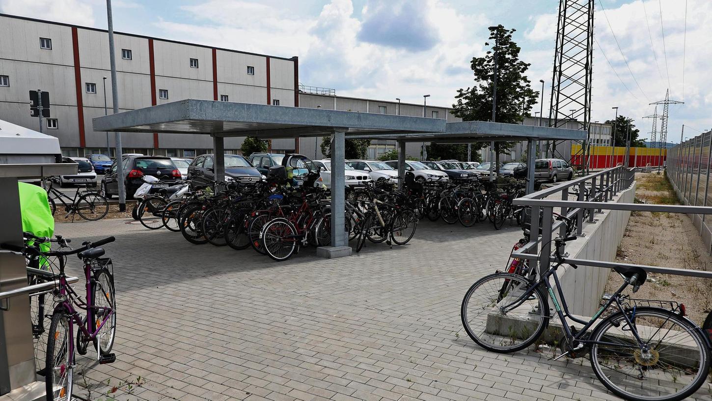 Gerade an der Ostseite des Bahnhofs, in der Bayreuther Straße, fehlen Stellplätze für Fahrräder. Dort sollen die Plätze aufgestockt werden.