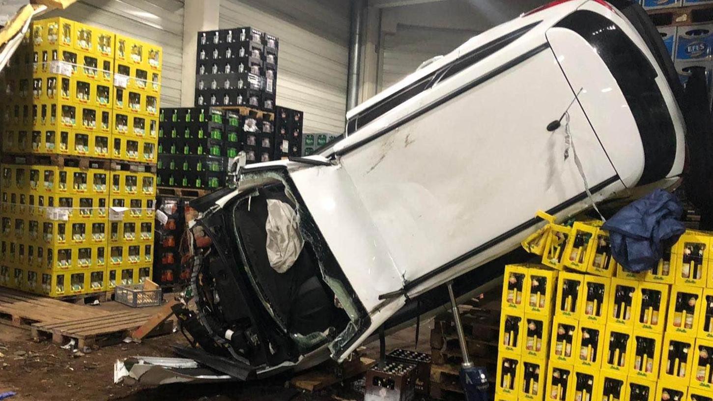 Auto flog bei Ottensoos in Getränkehalle: War es versuchter Mord?