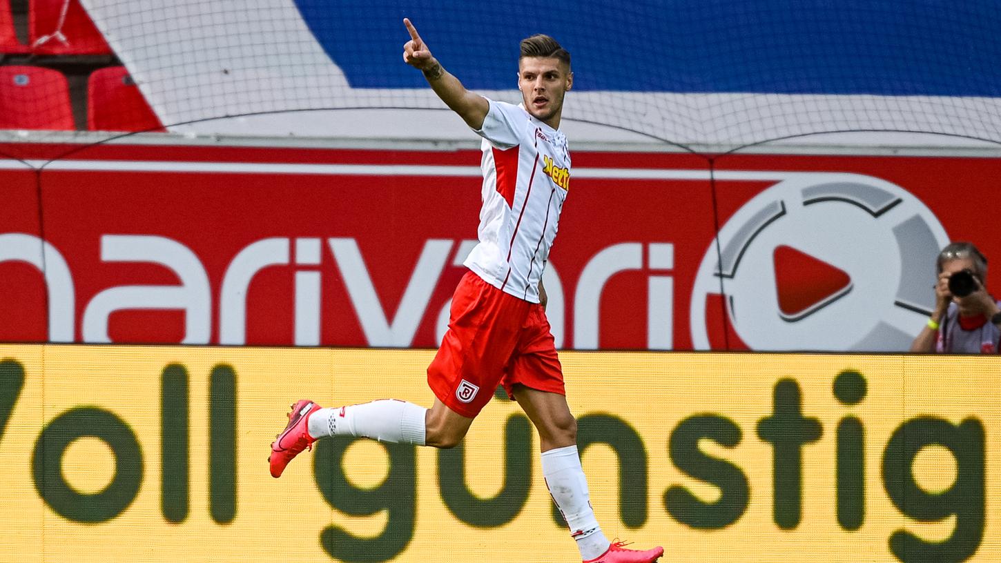 Erik Wekesser vom SSV Jahn Regensburg bejubelt beim 2:1 der Oberpfälzer über den Karlsruher SC seinen Führungstreffer. Regensburg feiert mit dem Erfolg den eigenen Ligaverbleib und hilft zudem dem 1. FC Nürnberg im Kampf um den Klassenerhalt.