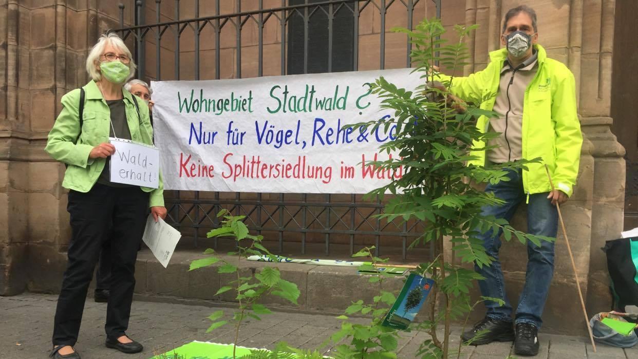 Protest vor dem Fürther Rathaus: Der Bund Naturschutz ist strikt dagegen, das ehemalige Waldheim Sonnenland im Stadtwald in Eigentumswohnungen umzuwandeln.