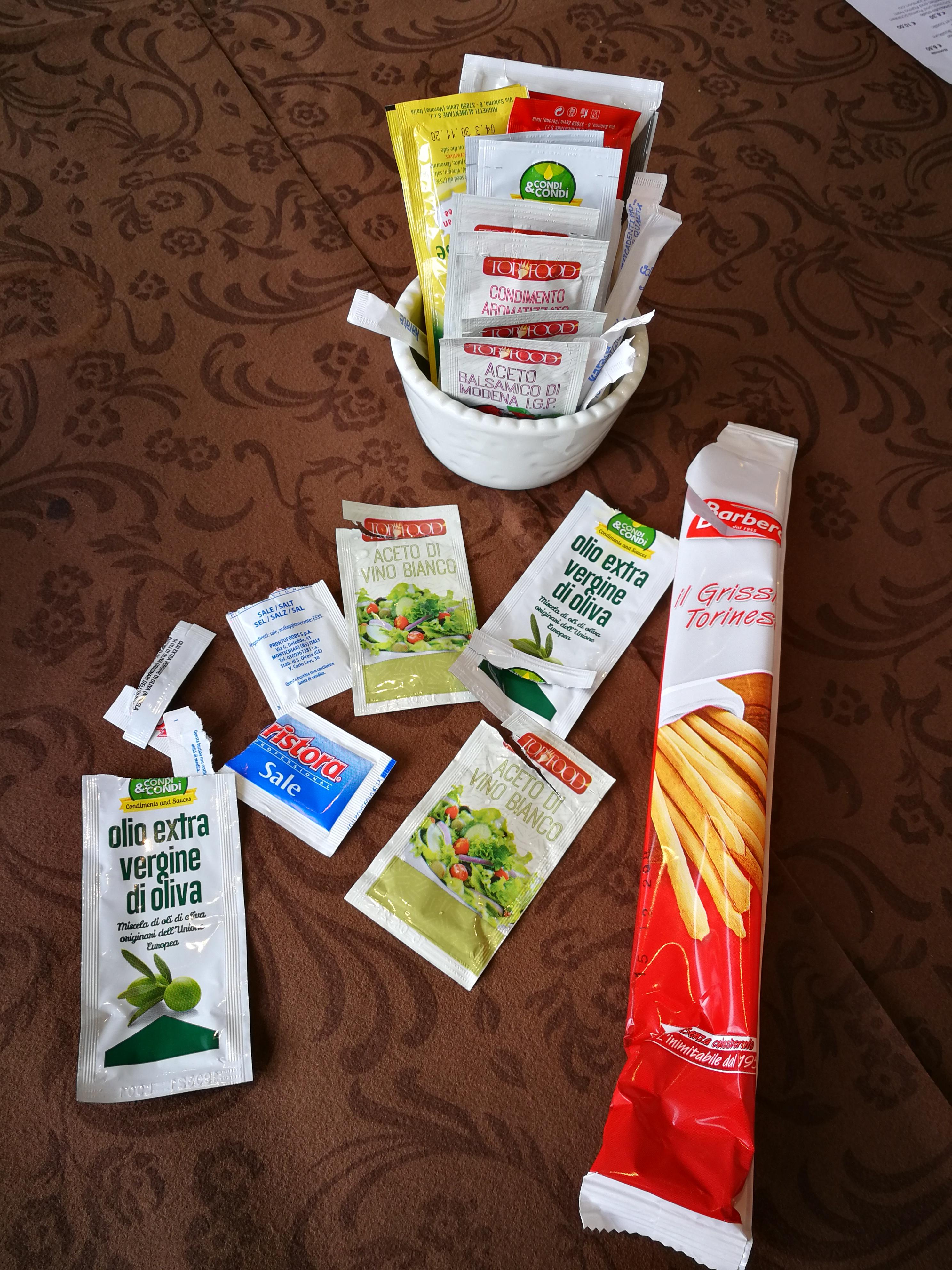 Statt Ölkännchen und ähnlich hübschem Tischschmuck gibt es nun Einwegverpackungen.