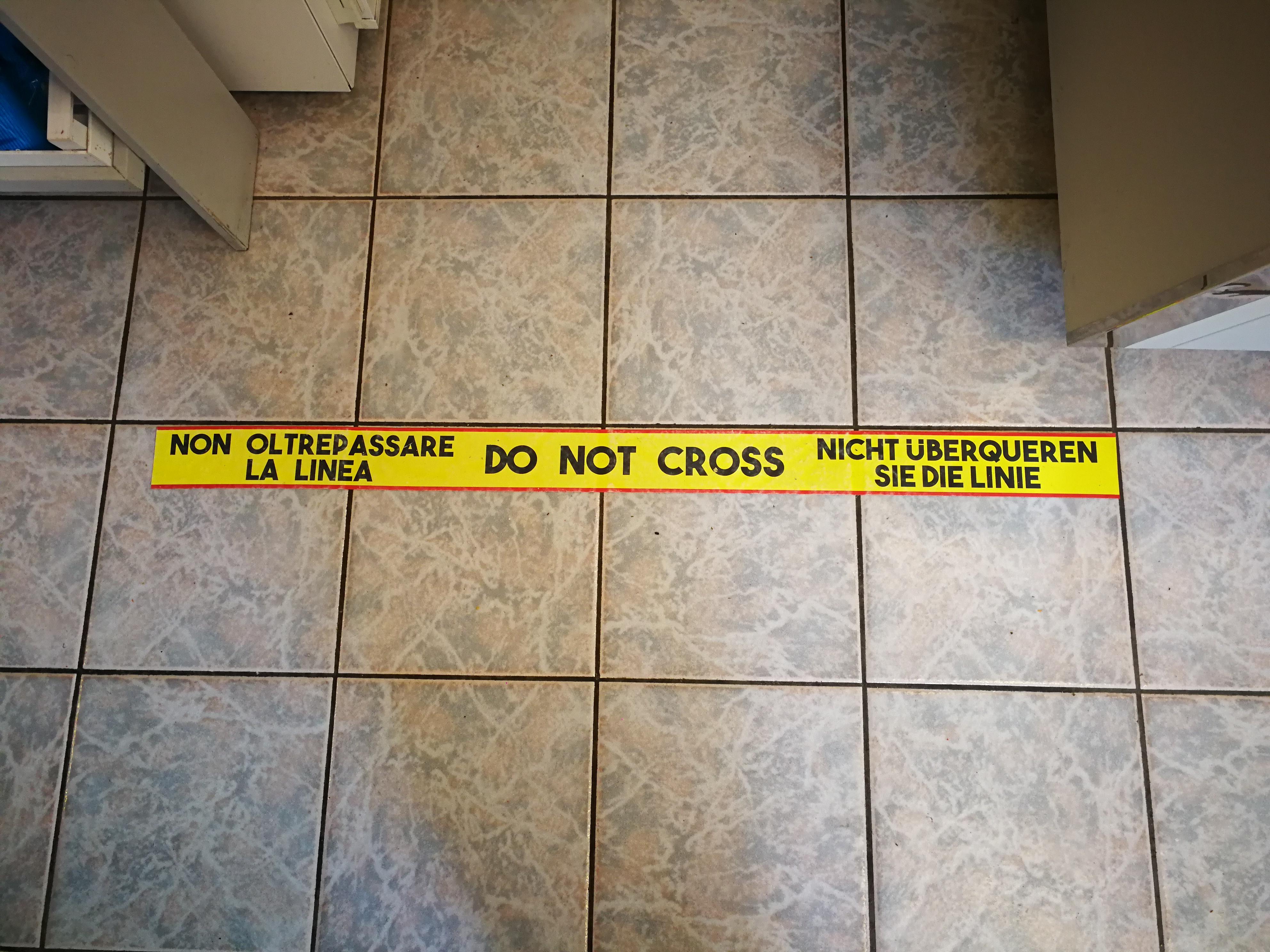 Stop - an dieser Linie auf dem Hotelfußboden muss man warten, bis man dran ist.