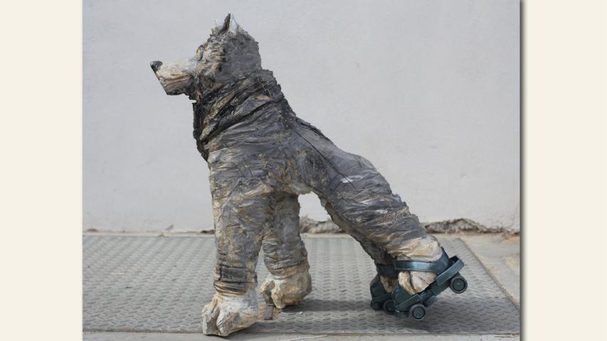 geb. 1990 in Dachau lebt in Betzenstein Sizilianischer Straßenwolf (2020) 75 x 70 x 35 cm Holz, bemalt
