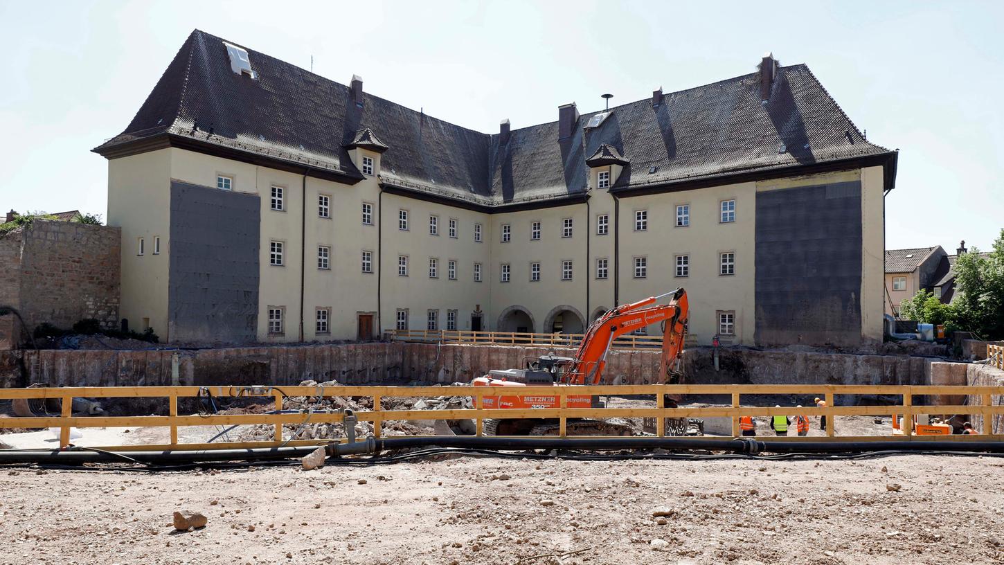 Statische Probleme bei der Rückverankerung von Bohrpfählen verzögern den Rohbau des neuen Rathauses. Im alten Schloss gehen die Sanierungsarbeiten weiter.